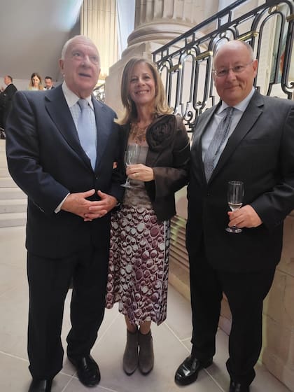 Norberto Frigerio, director de Relaciones Institucionales de LA NACION, junto al embajador de Grecia Efstathios Paizis Paradellis y su esposa, Josefina Pasman