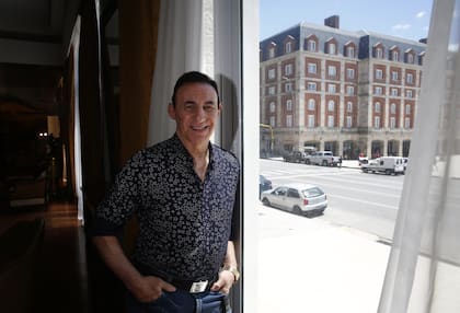 Norberto Marcos en el Hermitage Hotel. De fondo, el Gran Hotel Provincial donde ofrece su nueva producción y donde se hospeda Fátima Florez