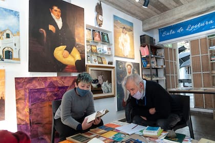 Norberto Payo, en el El Patio de Salcedo, un salón de lectura que presta libros a los vecinos