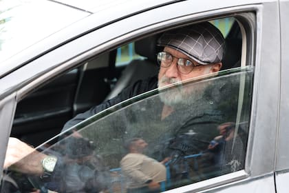 Norberto "Ruso" Verea, periodista deportivo identificado con César Luis Menotti, llega al predio de Ezeiza para el último adiós al Flaco