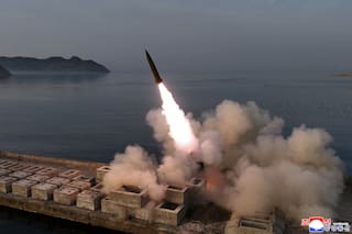 Norcorea vuelve a probar municiones de racimo en lanzamiento visto por Kim Jong Un y su hija