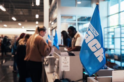 Nordstrom Rack vende productos de distintas temporadas con descuentos