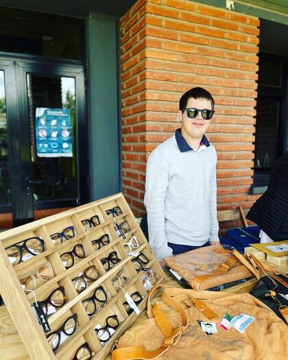 Norelli junto a sus diseños de anteojos