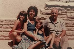 Nori junto a sus padres y a su hermana disfrutando de un lindo momento familiar.