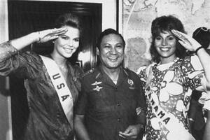 Noriega, durante un concurso de belleza en Panamá en 1986