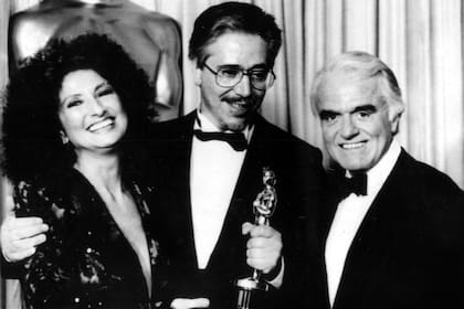 Norma Aleandro y Luis Puenzo con el Oscar por La historia oficial, en 1986