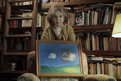 Norma Aleandro con una de sus creaciones como artista plástica