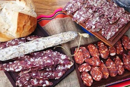 Norma explicó las diferencias entre salame, salamín y chorizo, tres embutidos que forman parte de la dieta de los argentinos, especialmente en sus reuniones sociales (imagen ilustrativa)
