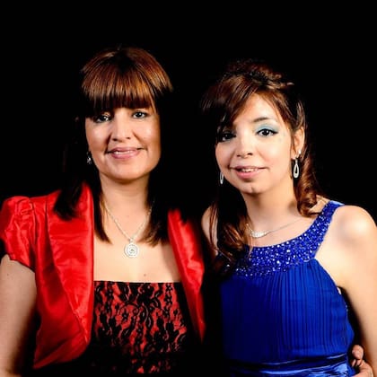 Norma junto a su hija Macarena.