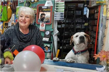 Norma junto a su mascota, que también la acompaña en sus días en la Ferretería