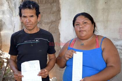 Norma Mamani y Samuel Martínez, padres de la víctima muestran sus recibos de sueldo desmintiendo las acusaciones de violación - Fuente: El Tribuno Jujuy