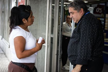 Norma Morales, referente de Barrios de Pie, habla con un encargado en el Coto del barrio porteño de Constitución