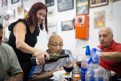 Norma Orrego, encargada del restaurante, un lugar ideal para el encuentro entre amigos