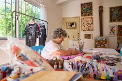 Norma Pedrotti trabaja en su taller dentro de El Ojo y el Diamante, donde la casa se convierte en espacio creativo y cada objeto forma parte del proceso artístico cotidiano