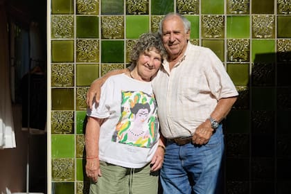 Norma Pedrotti y Mario Risé, retratados frente a los azulejos históricos de la casa