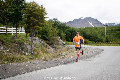 Norman Aravena sufriendo el descenso de Maratón Glaciar Martial