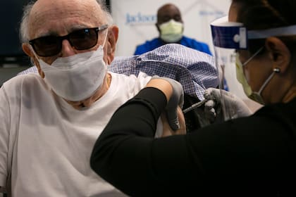 Norman G. Einspruch, 88, un paciente de cardiología en el Jackson Memorial Hospital, recibe su primera dosis de la vacuna Pfizer-BioNtech contra la Covid-19 en el Centro de Rehabilitación Christine E. Lynn, en Miami, Florida