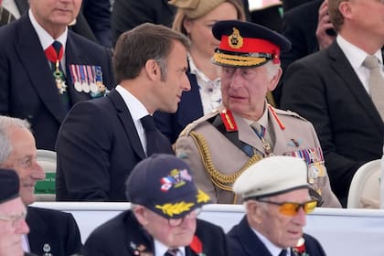El presidente de Francia, Emmanuel Macron, habla con el rey Carlos III de Gran Bretaña durante el evento conmemorativo de la Legión Real Británica en el Memorial Británico de Normandía en Ver-sur-Mer, Normandía, en la costa norte de Francia, como parte de los eventos para conmemorar el 80º aniversario. 