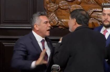 El senador Alejandro Moreno (PRI) se enfrentó físicamente al presidente de la cámara alta, Gerardo Fernández Noroña (Morena)