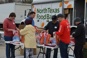 North Texas Food Bank entregando comida