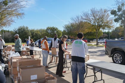 North Texas Food Bank se unió con Caridades Católicas de Dallas para dar alimentos (FB northtexasfoodbank)