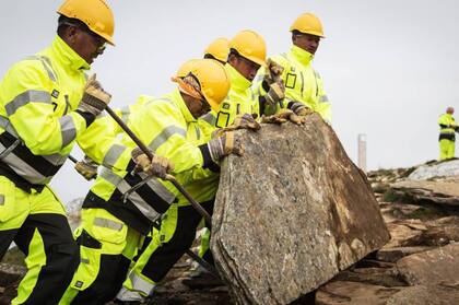 Noruega tiene un acuerdo con Nepal para construir caminos naturales en las más de 200 montañas de Noruega. Aparte de emplear a los sherpas, el gobierno noruego aporta económicamente para la salud y educación de Nepal.