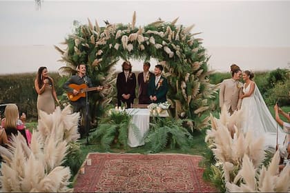 “Nos casaron nuestros hermanos, que para nosotros era muy importante, y mi abuela nos dio los anillos", revela el novio.