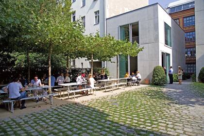 Nos dimos el lujo de entrar sin permiso al predio del arquitecto estrella David Chipperfield. Ahí nos enteramos que la “cantina” (que diseñó enteramente, vajilla incluida) está abierta a todos, no sólo a sus empleados.