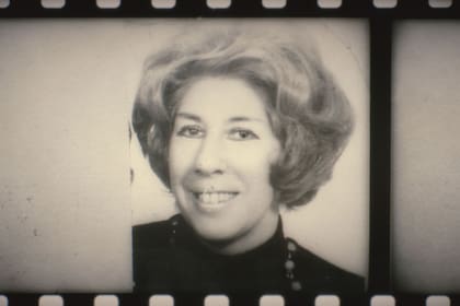 "Nos encontramos con un desafío. Había muy poco archivo, pocas fotos y material personal de Yiya de la época de los crímenes", señala Alejandro Hartmann, director de Yiya Murano, muerte a la hora del té