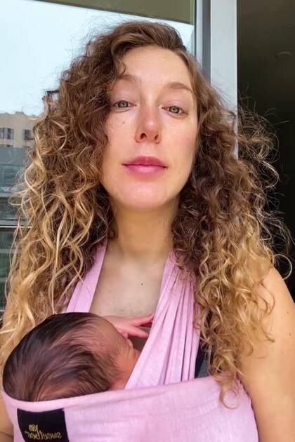 "Nos fuimos del hospital veinte horas después del parto", contó la actriz desde su casa, y reveló sus bebidas preferidas para hidratarse durante la lactancia: agua, jugo de manzana natural y agua de coco