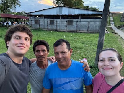 "Nos gusta formar a los lugareños para darles un oficio y hacer crecer la economía del lugar”, explica Mombelli