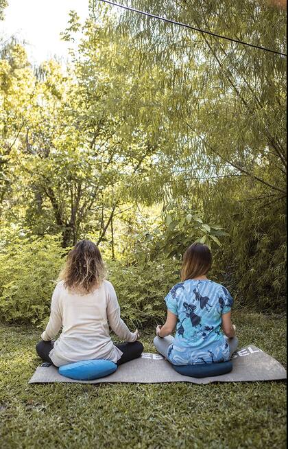 Nos las ingeniamos para meditar o hacer yogas juntas, eso sí, al atardecer hay que ¡protegerse de los mosquitos!