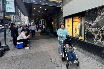 “Nos miran como delincuentes”, declaró una madre migrante en el Roosevelt Hotel, un albergue de Manhattan