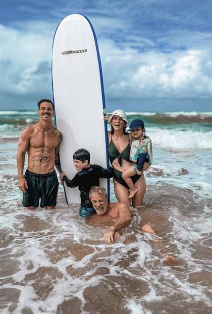 "Nos tocaba un descanso. Playa, pile, arte y familia para celebrar los 60 del abuelo. Feliz vuelta de sol, Eddie Graviotto", dijo la hija de Nicolás Repetto y le deseó un muy feliz cumpleaños a su suegro