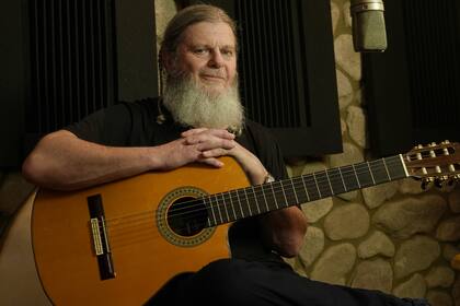 Nosotros teníamos una visión promisoria del futuro. Esperanzadora. Pensábamos: “Vamos a tener coches voladores, la tecnología y la ciencia nos van a ayudar a terminar con el cáncer y con muchas otras enfermedades. Nos vamos a poder comunicar mejor. Y, de hecho, eso nos va a hacer mejores”. Hoy en día, la visión del futuro que tenemos o que tiene un chico es totalmente distópica y apocalíptica", explica Santaolalla