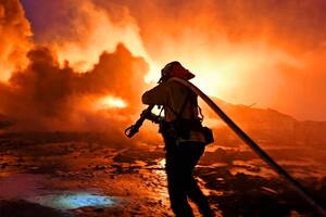 Fuego en California: destrozos, casas incendiadas y miles de evacuados