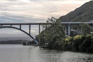 En fotos. Así es el nuevo puente que cruza el lago cordobés San Roque