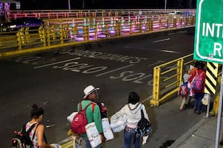 El oscuro negocio detrás de la desesperación: miles de dólares por un pasaporte