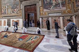 Tras 37 años, vuelven a la Capilla Sixtina diez tapices originales de Rafael