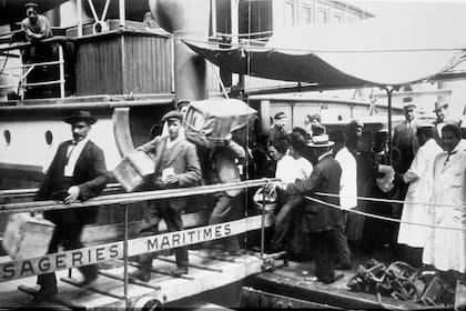 La llegada en masa de inmigrantes a fines del siglo XIX y principios del XX sirvió para terminar de conformar la clase media argentina