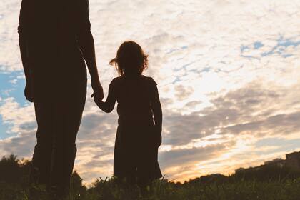 nota de una mujer que pidió sacarse el apellido del padre, porque la había reconocido solo por dinero