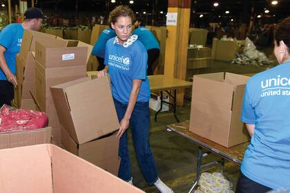 Audrey
Hepburn fue Embajadora de Buena
Voluntad de Unicef de 1988 a 1993. Aquí
vemos a su nieta empacando kits de
supervivencia invernal para chicos sirios,
en Edison (Nueva Jersey),
en 2014