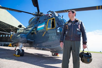 Nota Sea King. El Capitán de Corbeta Juan Antonio Prados, comandante de la Segunda Escuadrilla Aeronaval de Helicópteros, junto a un fiel Sikorsky Sea King de su unidad. (foto: gentileza Fernando Acuña).