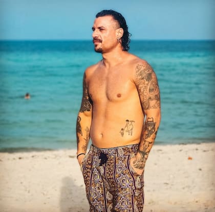El tatuaje de Daniel Osvaldo -en su abdomen-, con la imagen de Diego Maradona caminando junto a su hija Gianinna, de pequeña