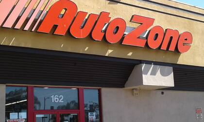 Notó que uno de los gastos de su tarjeta de débito fue realizado en una sucursal de AutoZone