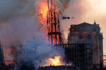 La aguja central de Notre Dame se desplomó durante el incendio.