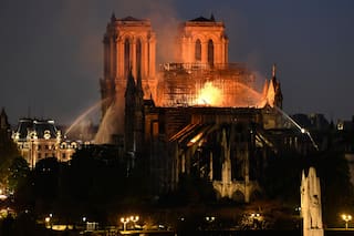 Cher, Camila Cabello y Alejandro Sanz, conmovidos por el incendio de Notre Dame