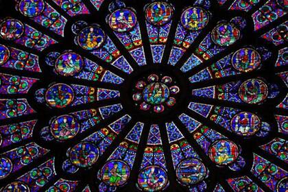Notre Dame es famosa por sus rosetones de vidrio.