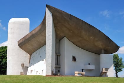 Notre Dame du Haut La iglesia de Ronchamp, en las afueras de París, fue destruida durante la Segunda Guerra Mundial. Tras la contienda, se le requirió a Le Corbusier que diseñara su reemplazo.