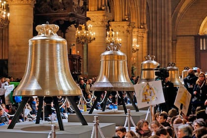  El 2 de febrero de 2013,varias personas se reunieron alrededor de las nuevas campanas de la catedral